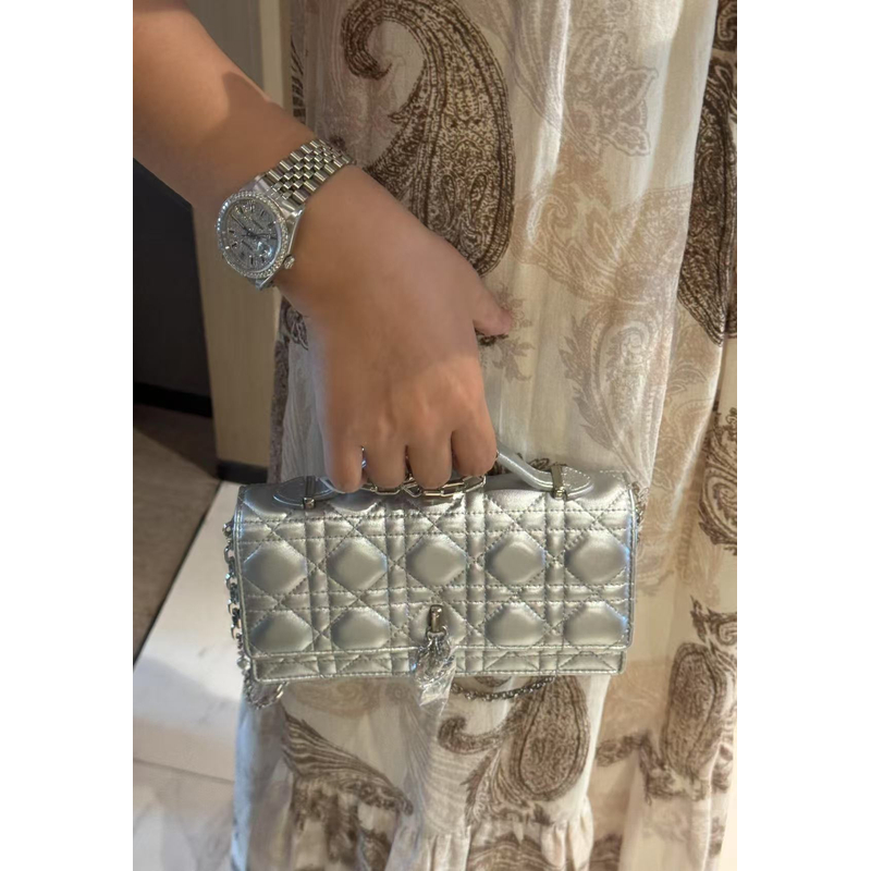 95新 DIOR/迪奥 展会外场！银色MISS LADY woc包