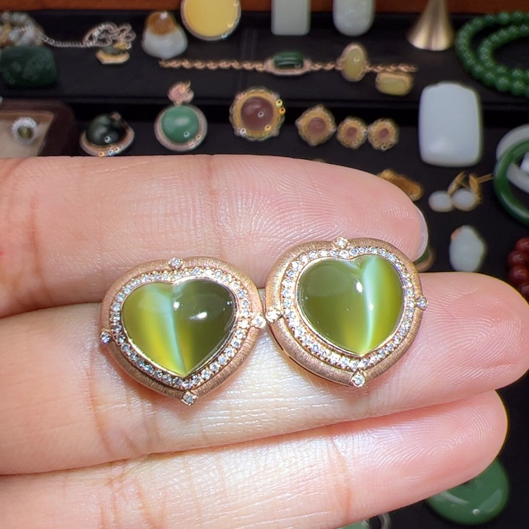 和田玉（碧玉）黄金猫眼全净体爱心耳钉18K金镶嵌