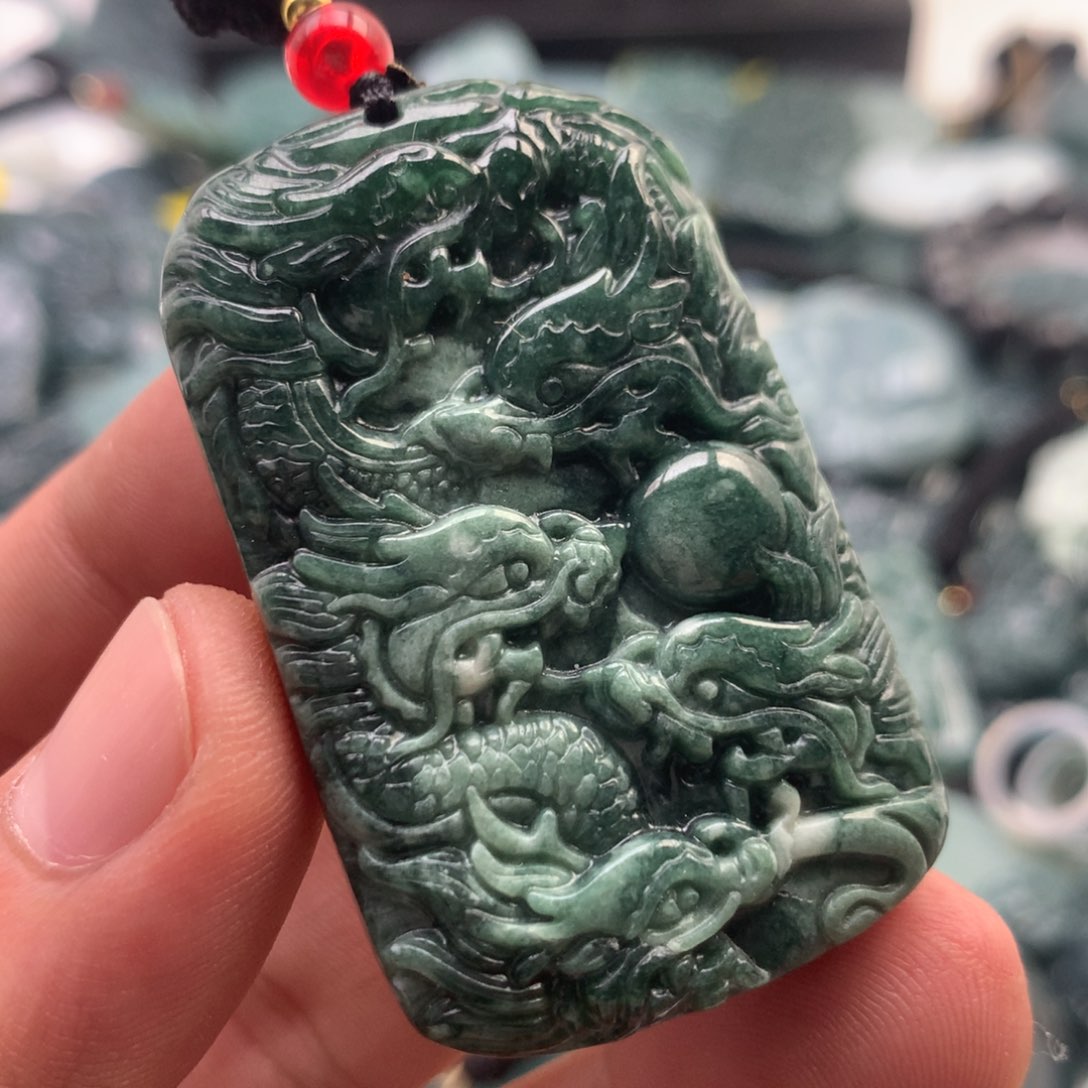 颈饰未镶嵌翡翠龙牌（有瑕疵