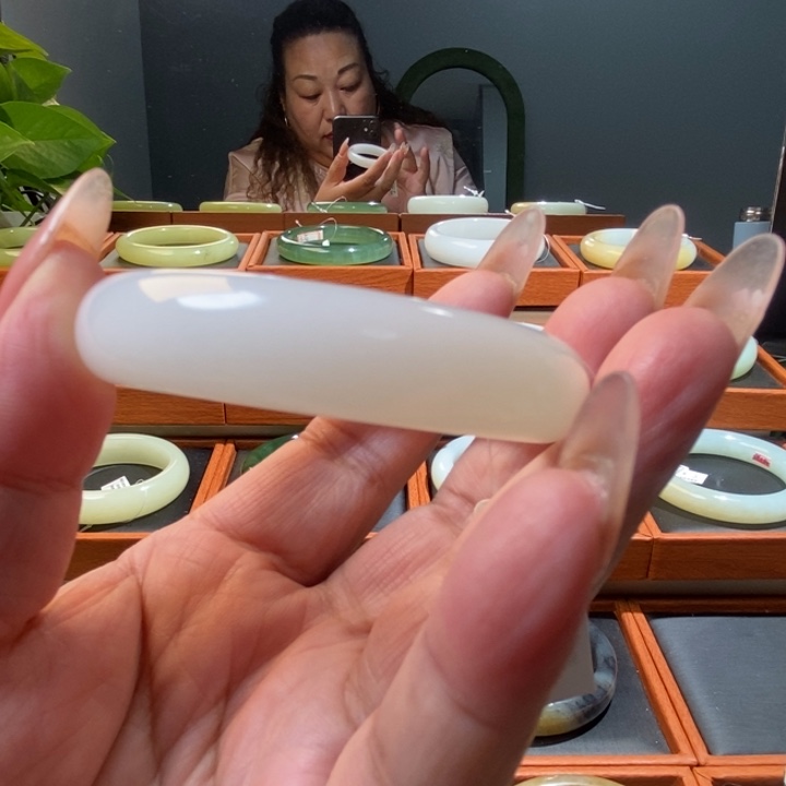 和田玉未镶嵌手镯