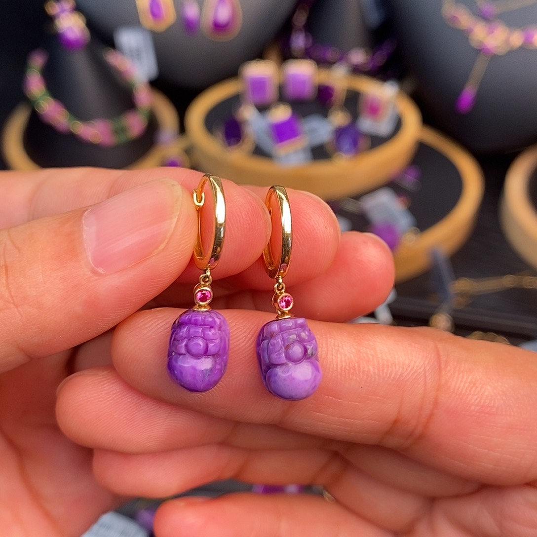 18K金镶嵌苏纪石（舒俱来）耳饰