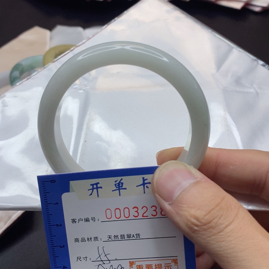 翡翠手镯未镶嵌翡翠