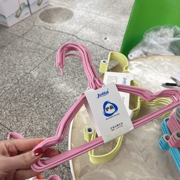 1216扭花凹槽儿童衣架，肩宽30cm（衣架有斑点属正常现象）