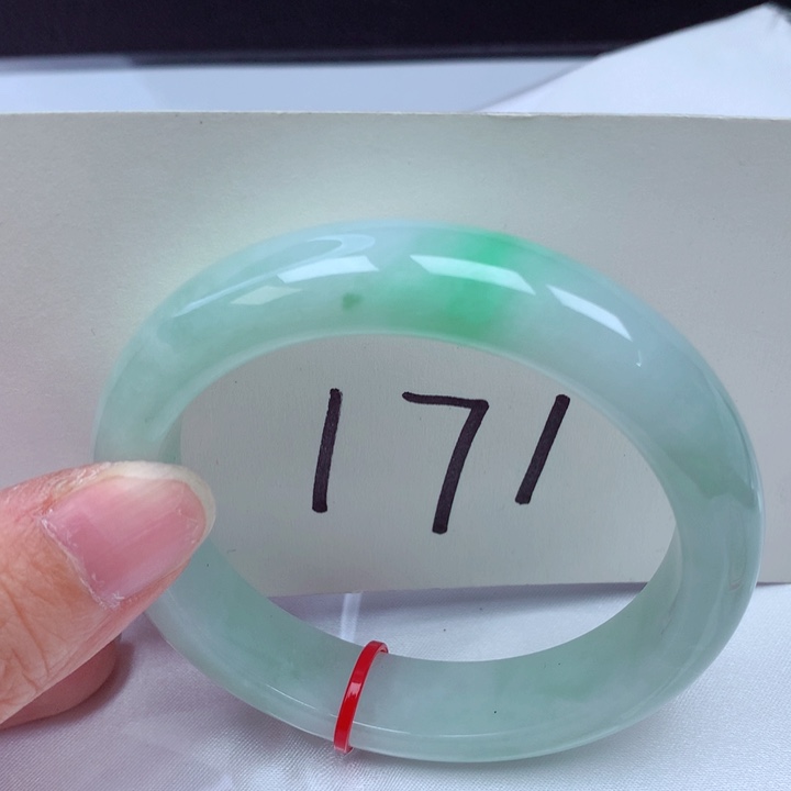 翡翠手镯未镶嵌翡翠