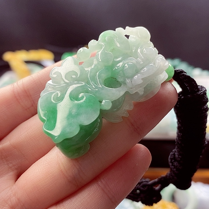 翡翠未镶嵌颈饰貔貅