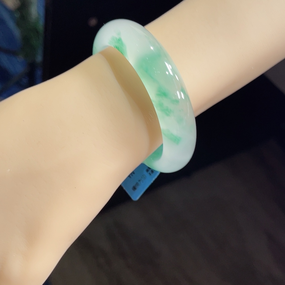 豪***横石英质玉未镶嵌手镯