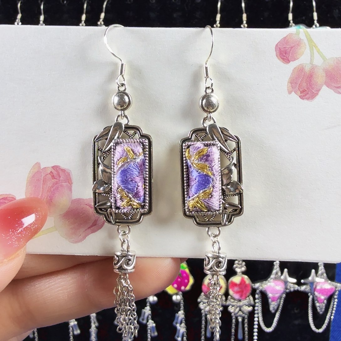 传承非遗刺绣饰品