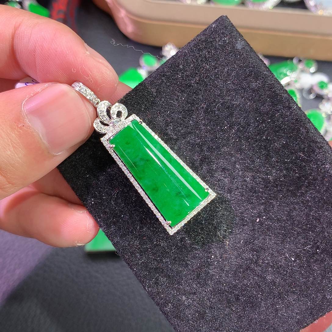 翡翠吊坠(赠链)18K金镶嵌