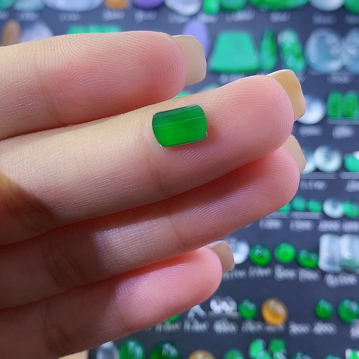 翡翠未镶嵌颈饰马鞍