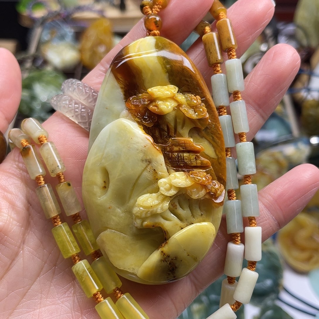 岫玉未镶嵌颈饰花玉山水