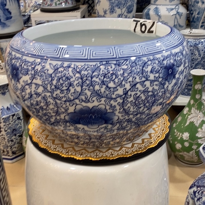 摆件出口青花瓷摆件。手绘陶瓷