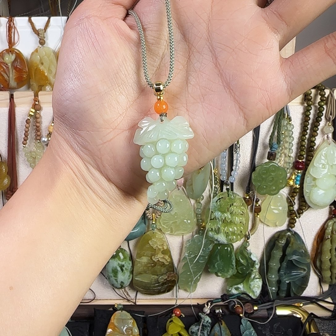 蛇纹石玉未镶嵌颈饰