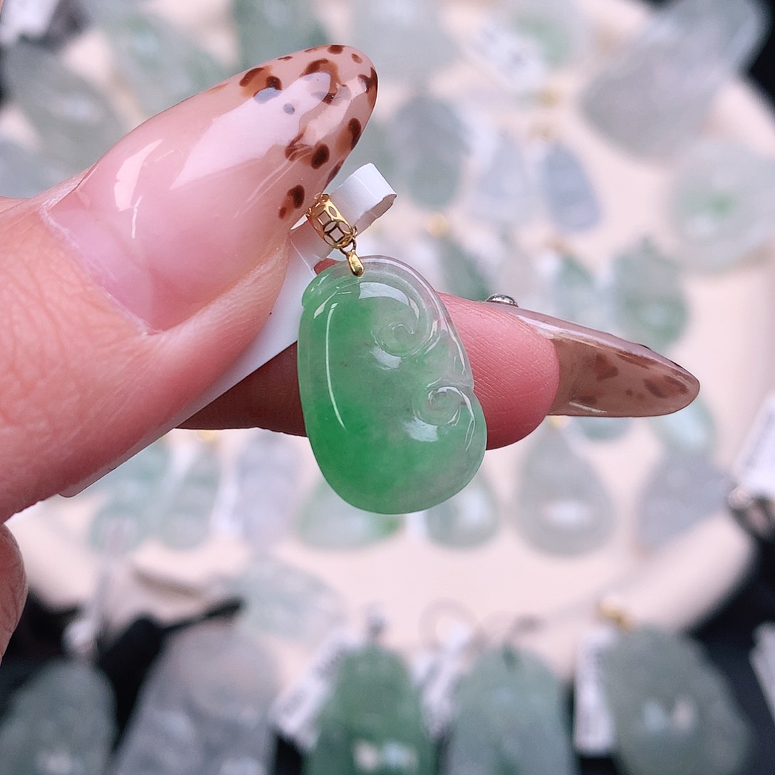 翡翠颈饰18K金镶嵌绿如意24.6、19、13，3