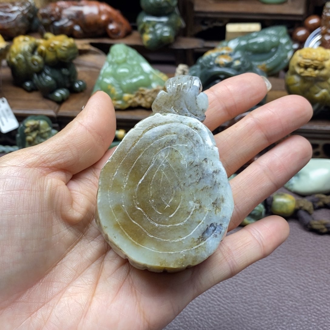 未镶嵌岫岩河磨玉（透闪石质玉）把件
