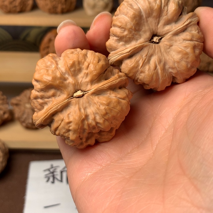 坚***真蛙蛙26个字形容一下这