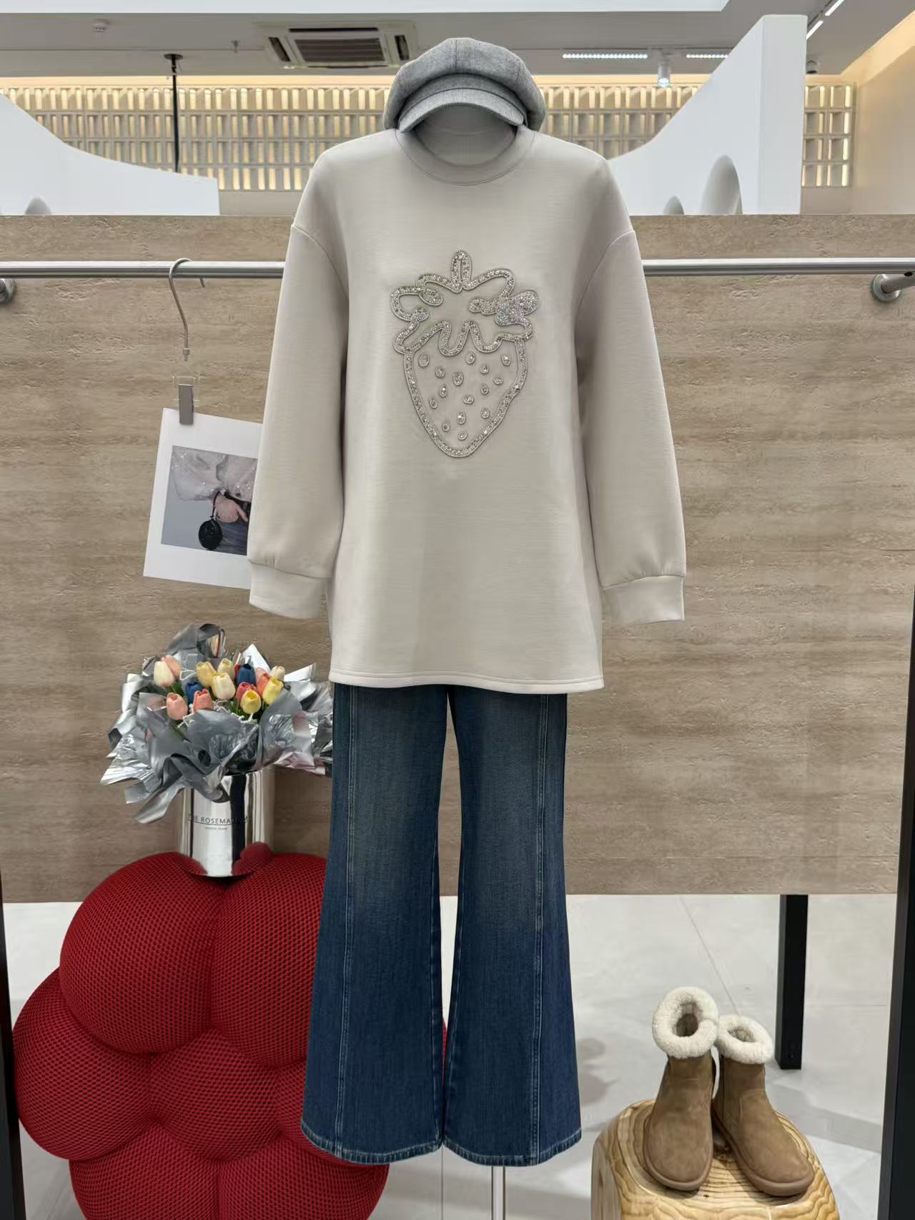 9126轩尚女装“草莓烫钻磨毛刺绣长袖T恤”
