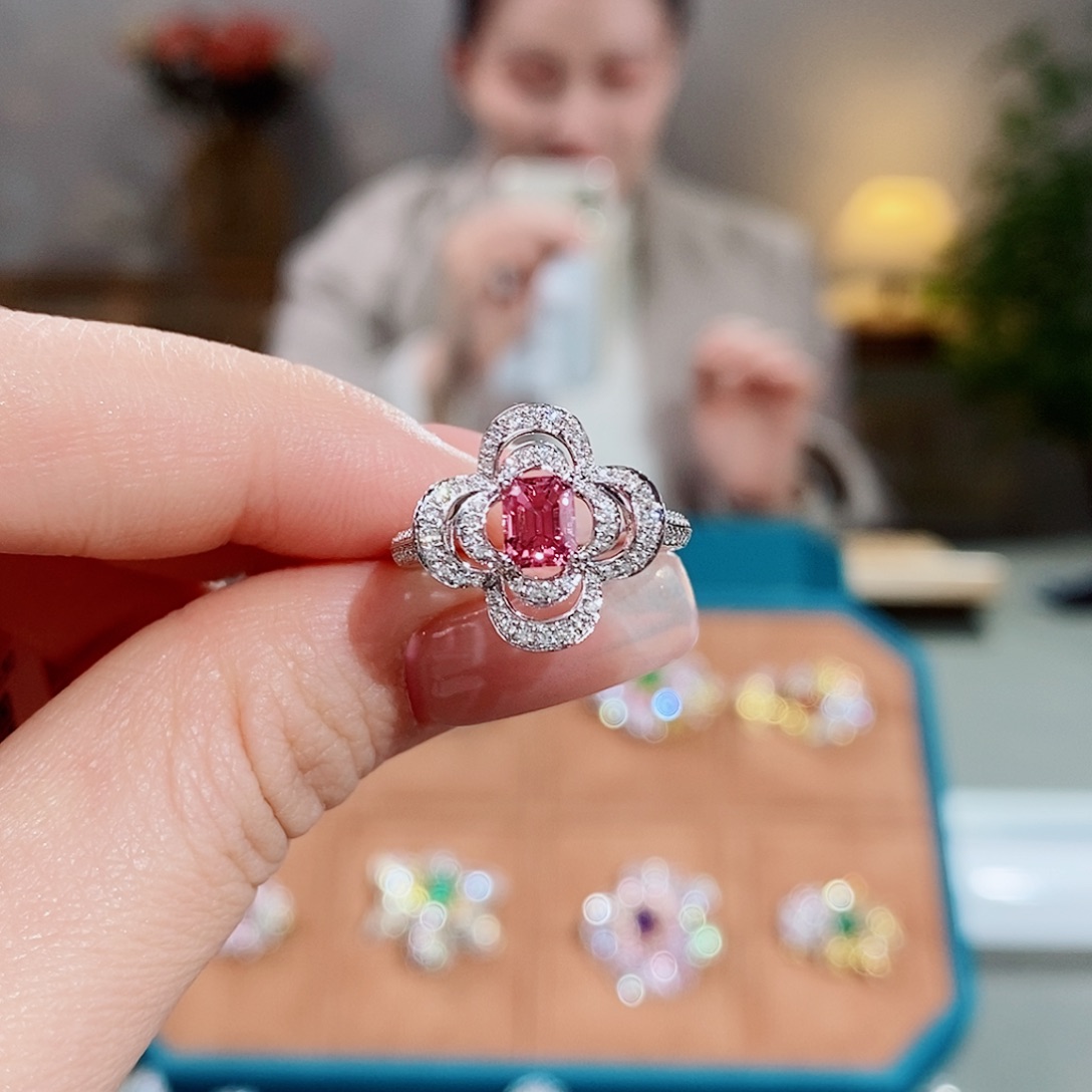 碧玺戒指18K金镶嵌0.7ct