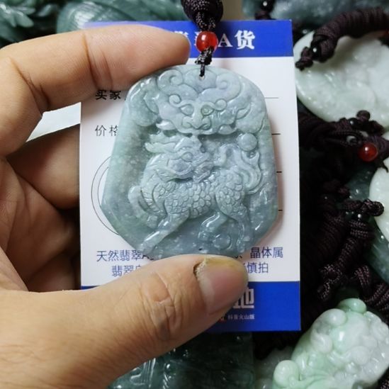 翡翠未镶嵌颈饰挂件