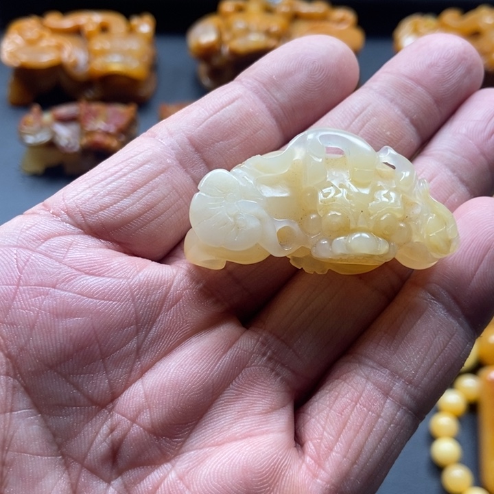 石英质玉（黄龙玉）未镶嵌颈饰