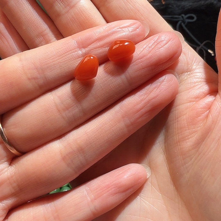 南红玛瑙18K金镶嵌耳饰原矿