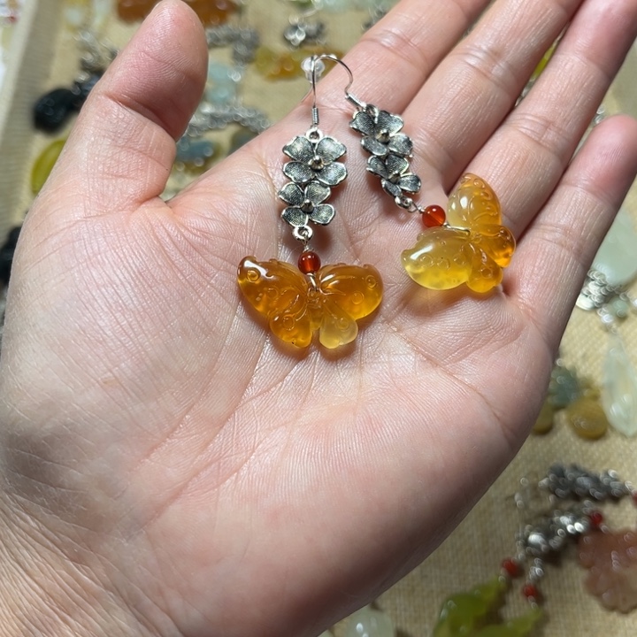 蛇纹石玉未镶嵌耳饰