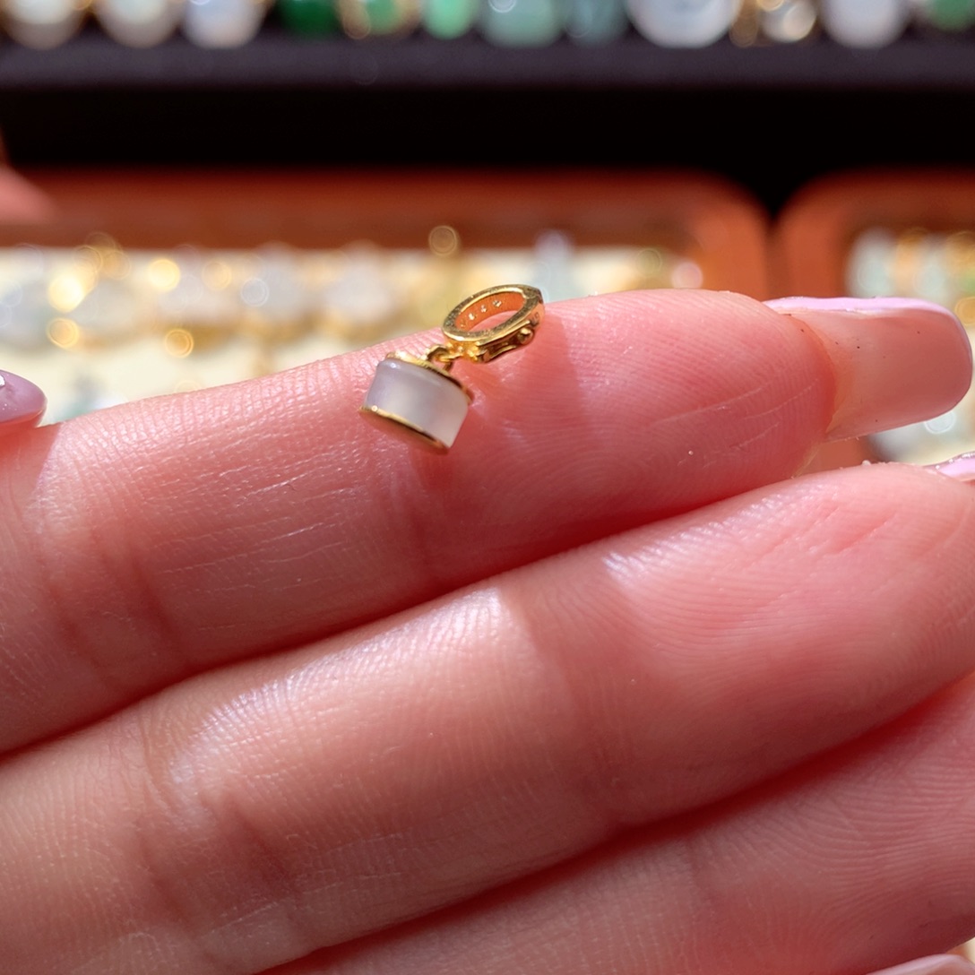 翡翠颈饰18K金镶嵌小***ﻬ翡翠