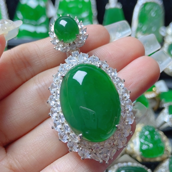 翡翠颈饰银S925镶嵌18。     