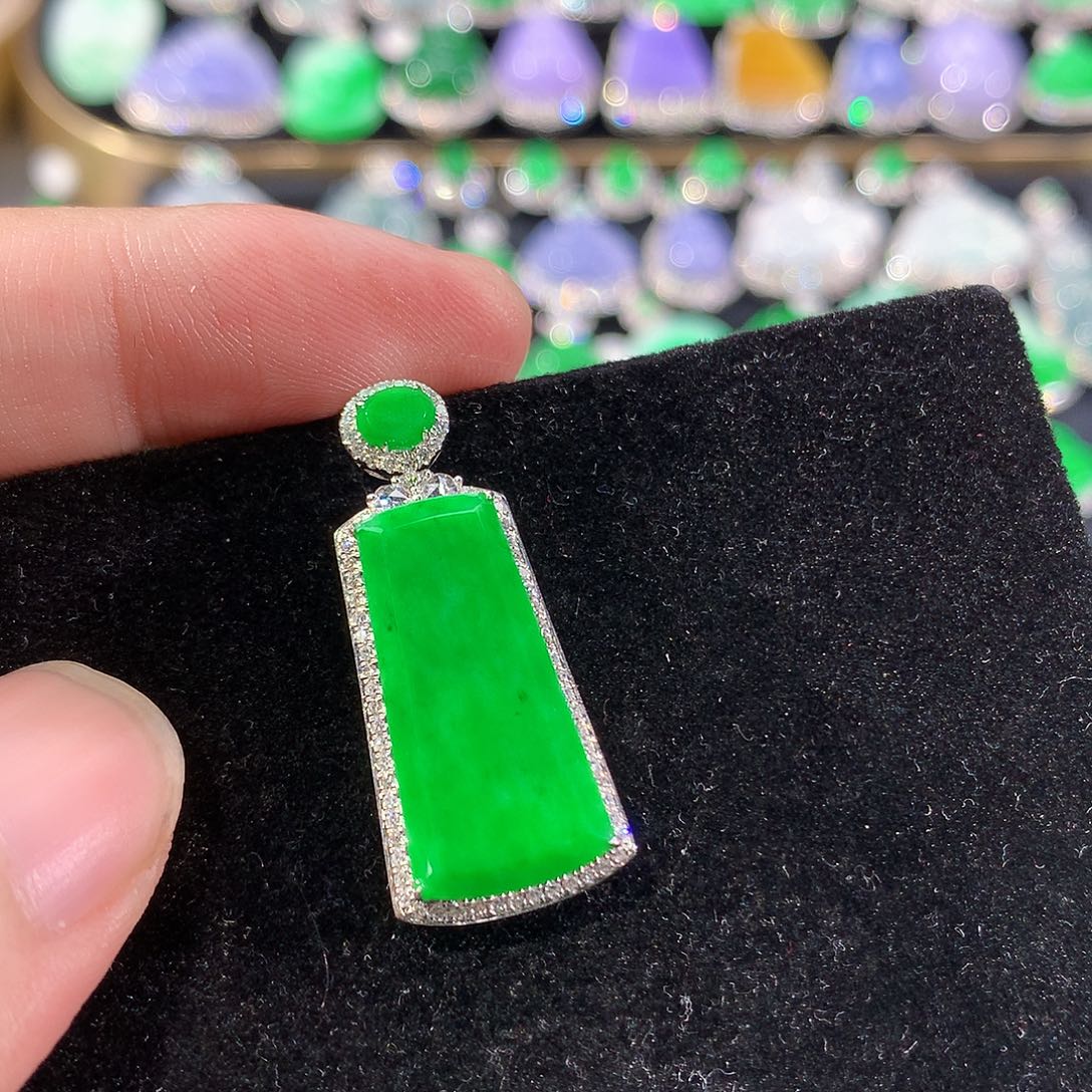 翡翠18K金镶嵌颈饰