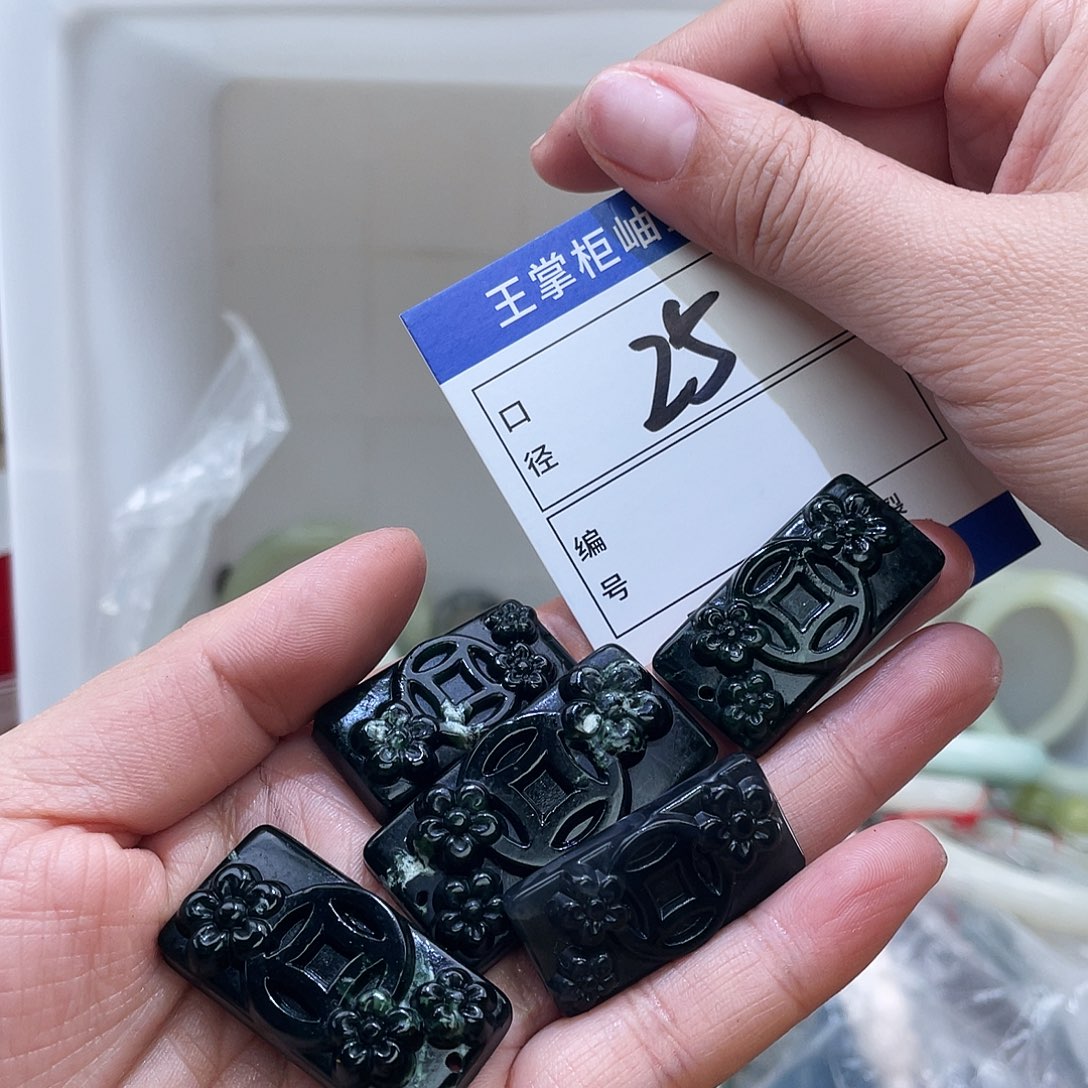 岫玉未镶嵌吊坠吊坠多样性，发一件