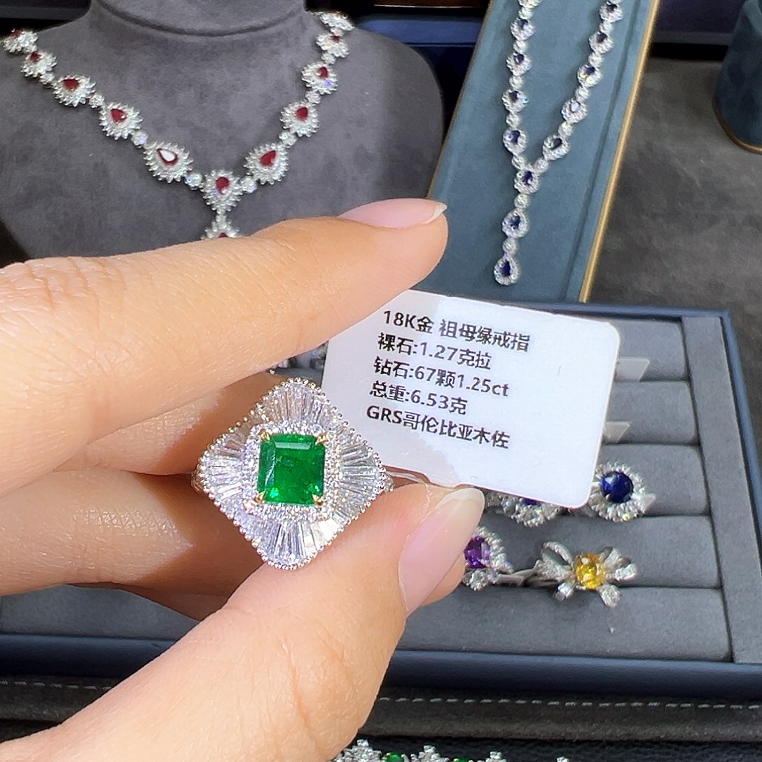 祖母绿戒指18K金镶嵌