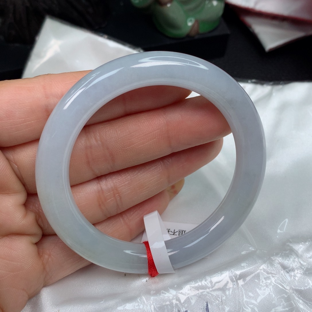 翡翠手镯未镶嵌………..