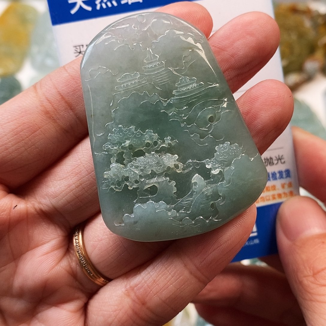 Y****翡翠未镶嵌颈饰山水