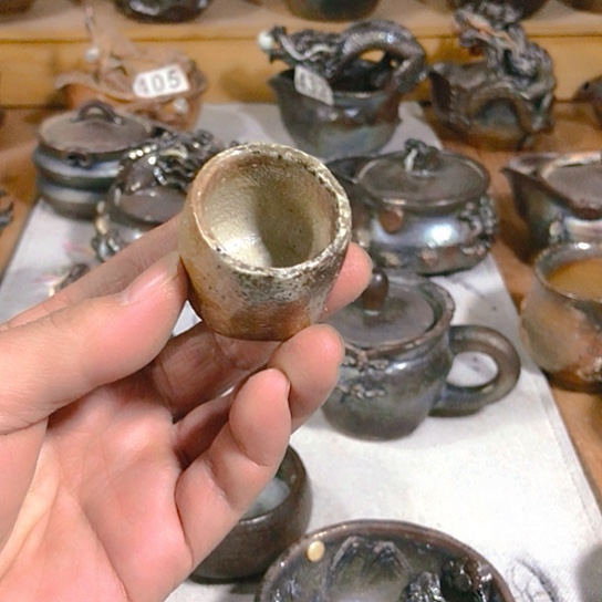 瓷片粗陶的小酒杯