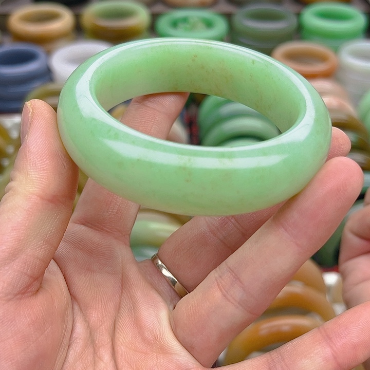 未镶嵌手镯（圆镯）石英质玉