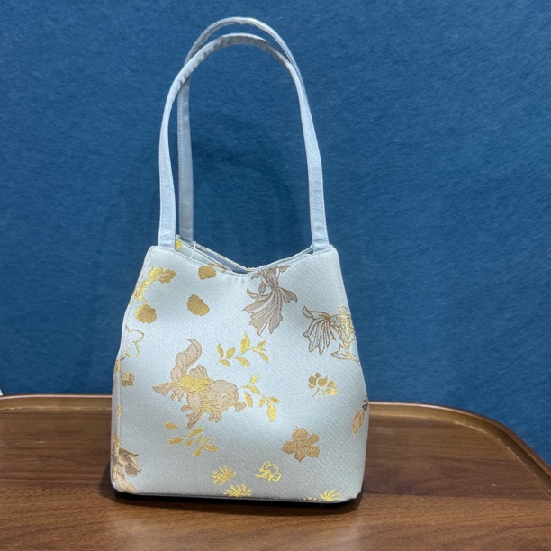 磁吸扣金鱼海草四方如意包 非遗宋锦面料 尺寸17*17*17cm