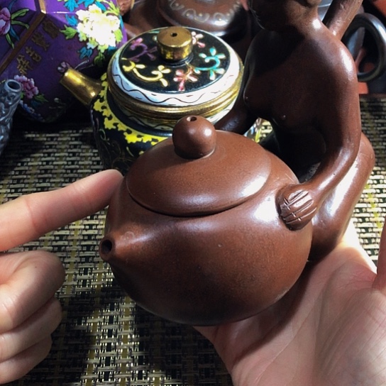 紫砂茶壶原矿泥料手工制作的紫砂壶，