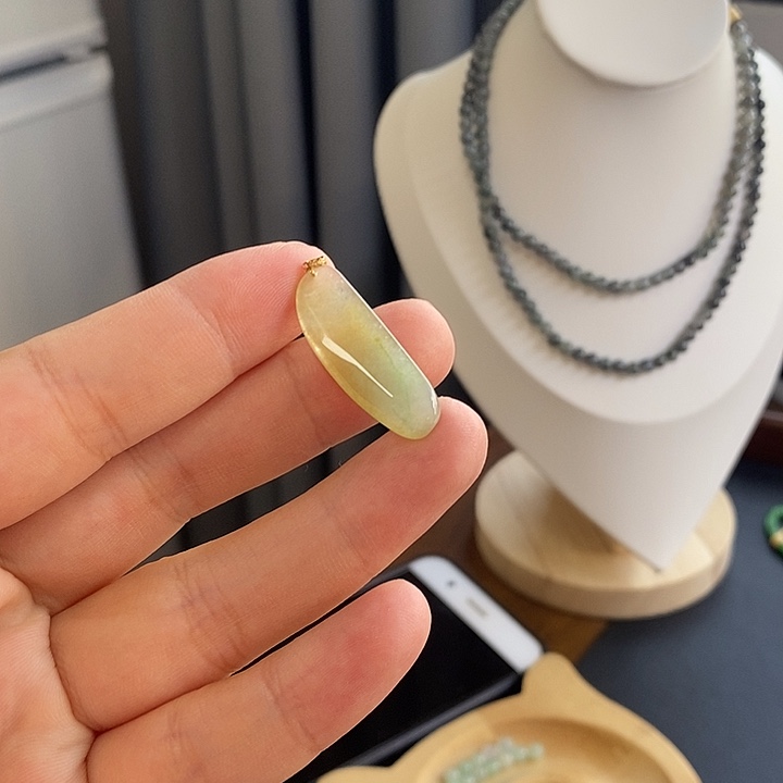 风***凉颈饰18K金镶嵌翡翠冰黄随性