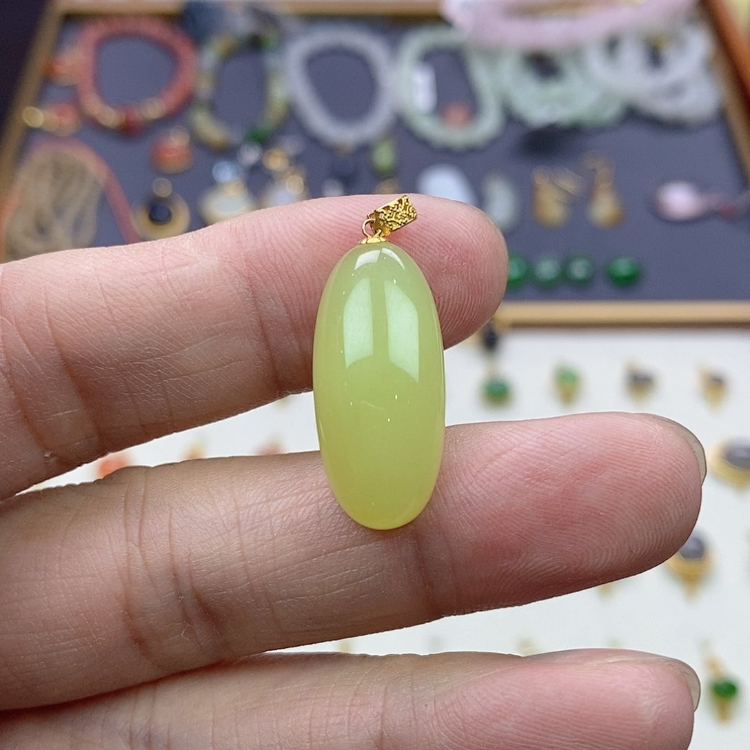 和田玉18K金镶嵌吊坠(不含链)屈*纸