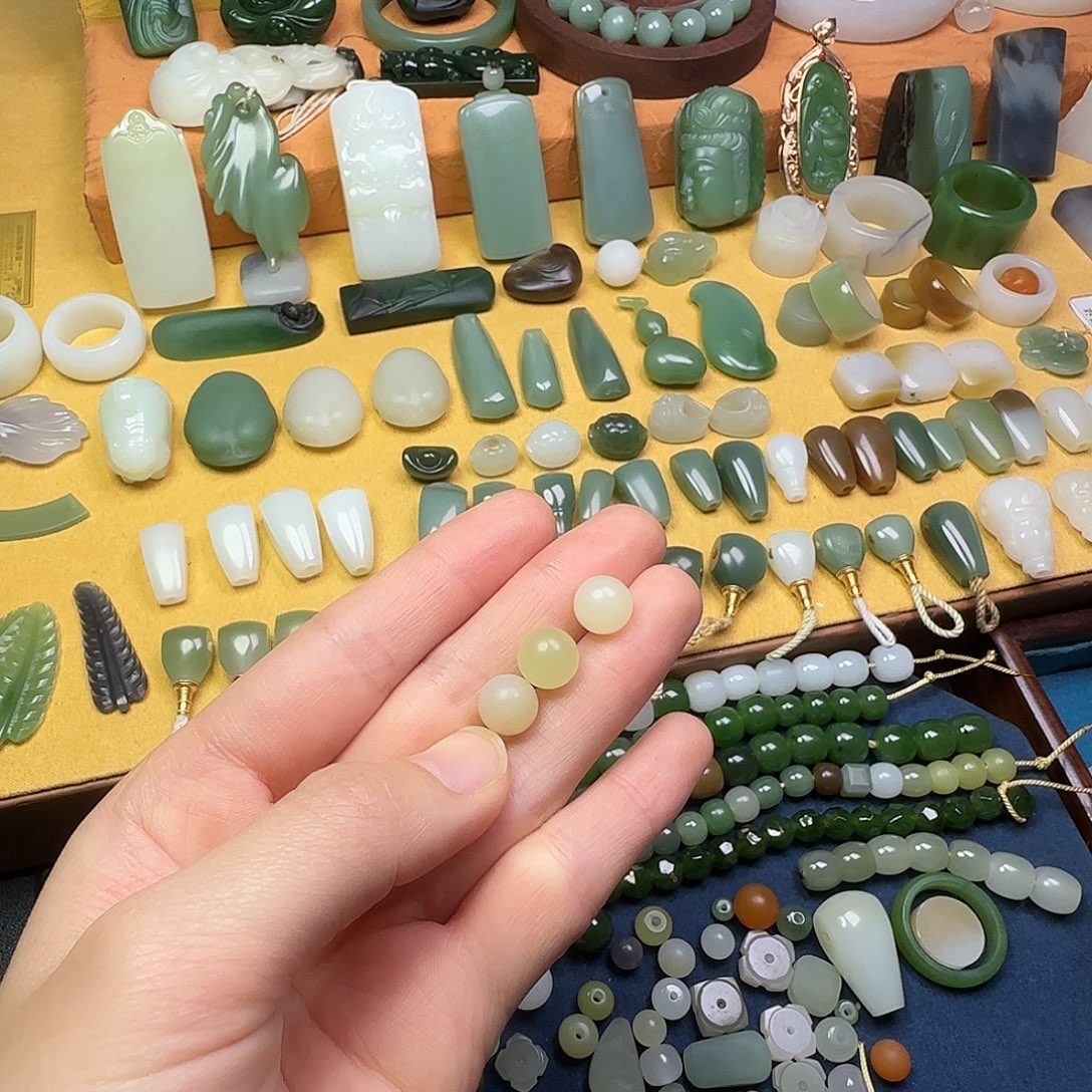 ，***风和田玉未镶嵌颈饰