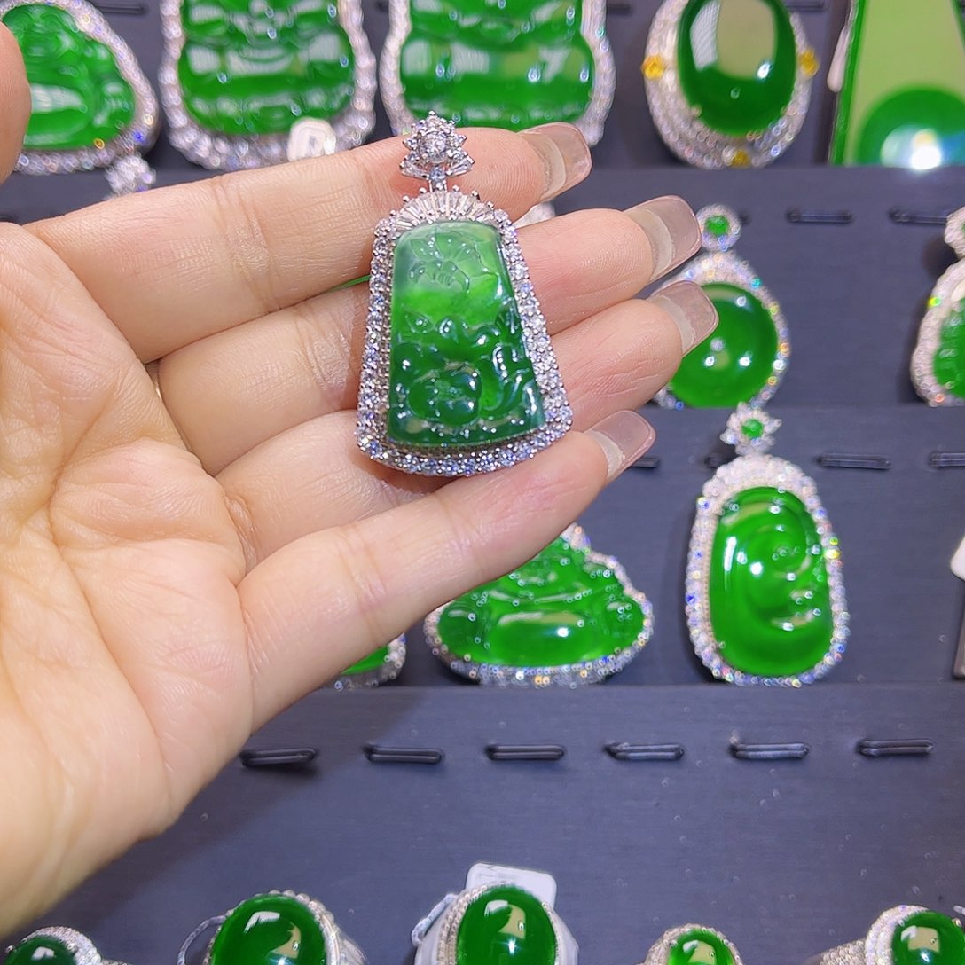 翡翠颈饰未镶嵌牌子