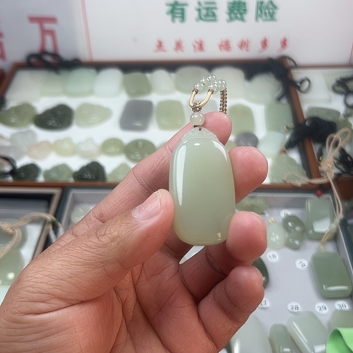 简***言和田玉未镶嵌颈饰