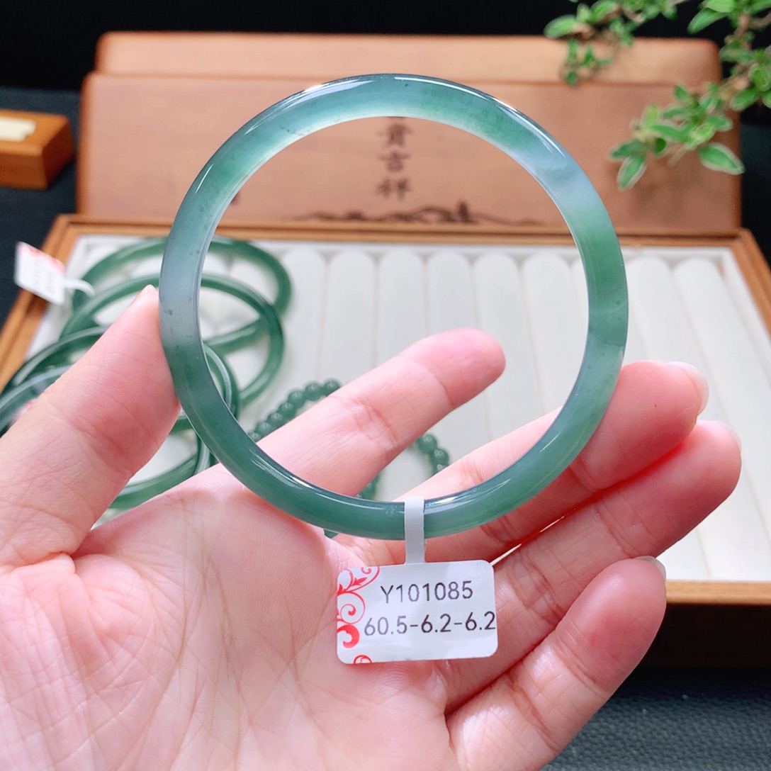 翡翠未镶嵌手镯（圆镯）