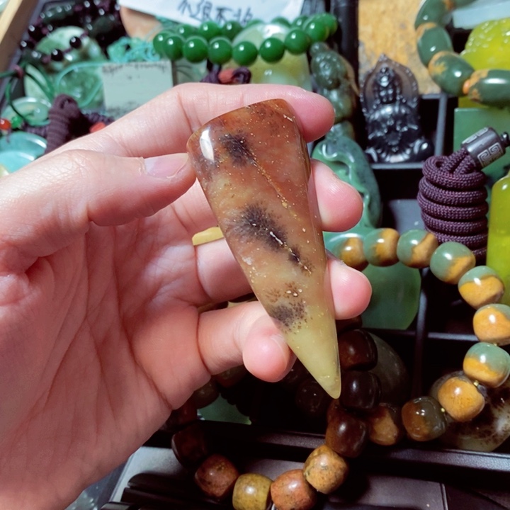 蛇纹石玉颈饰未镶嵌