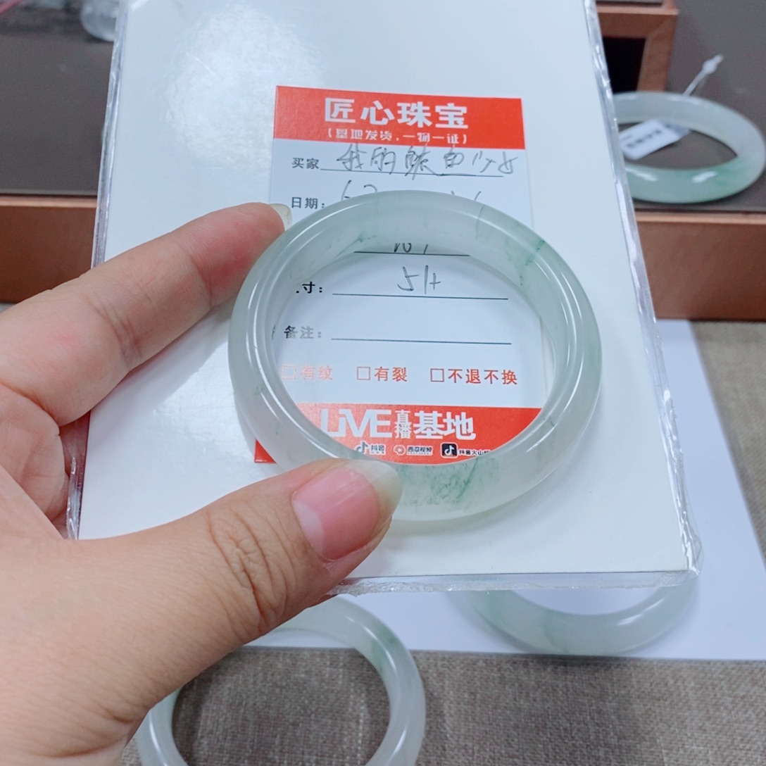 石英质玉手镯未镶嵌我****女