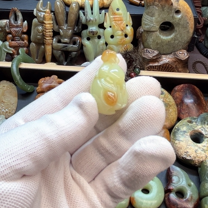 未镶嵌岫岩老玉（透闪石质玉）挂件红***义