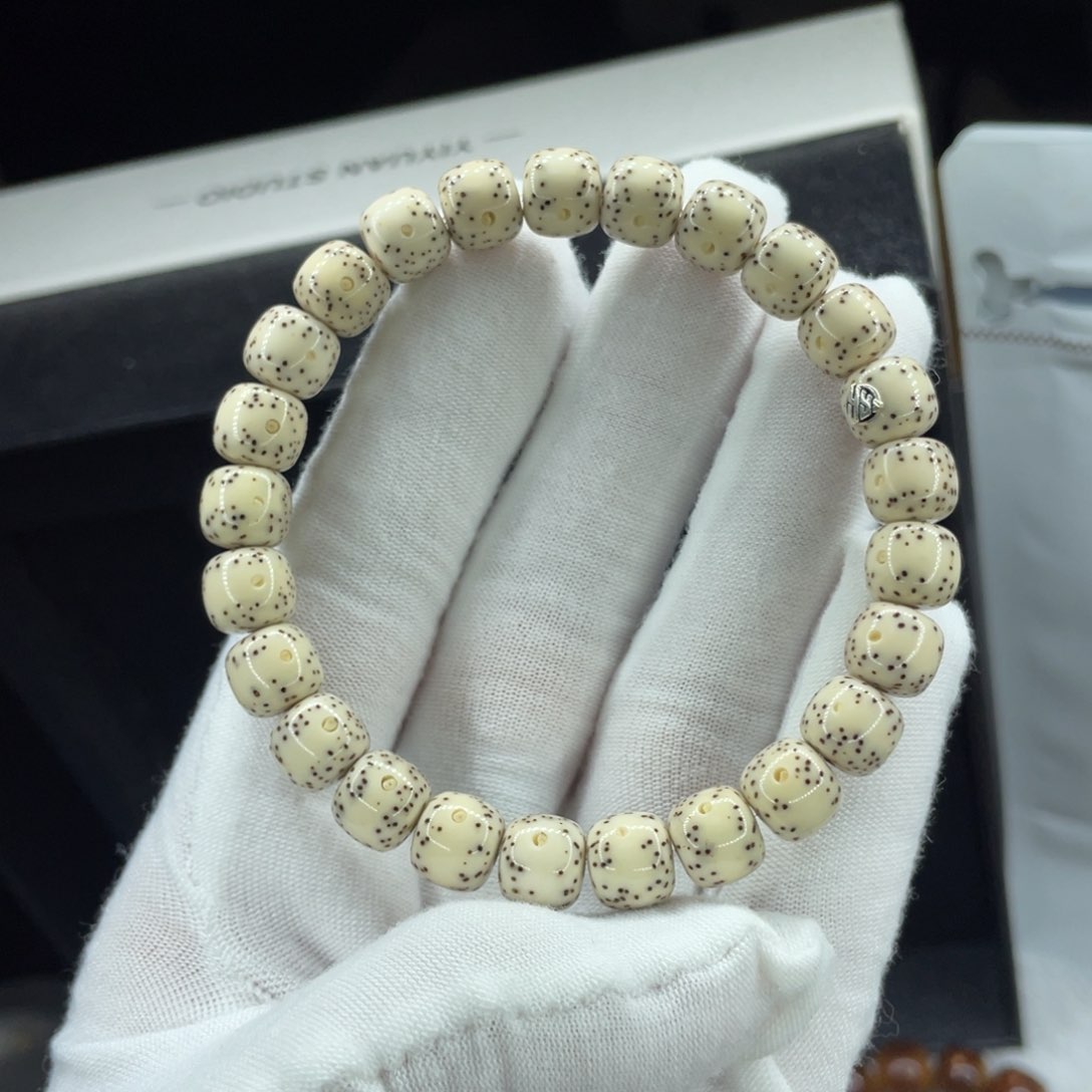 星月菩提手串银标款9.8瓷白