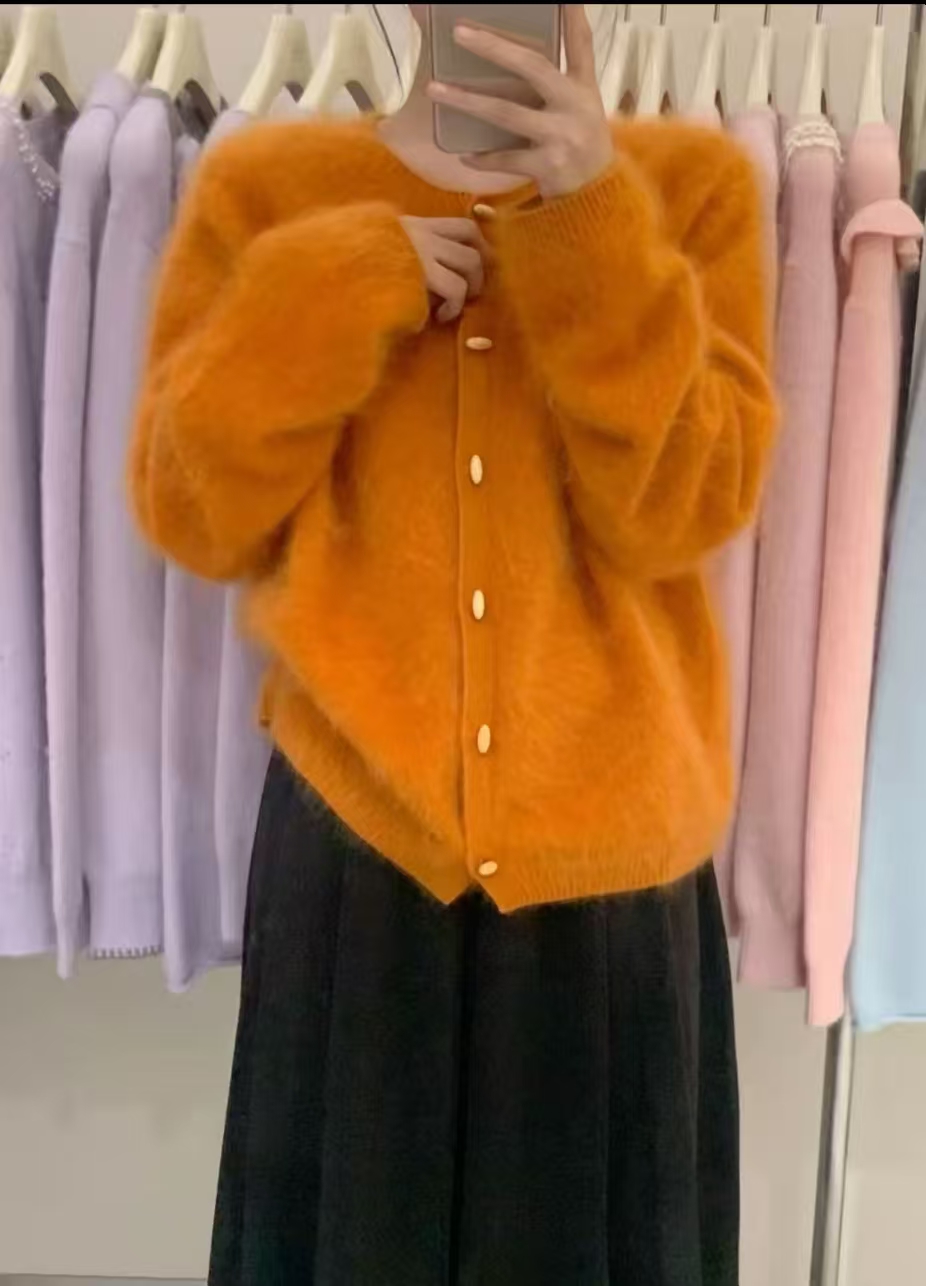 2025冬季新款圆领木扣一线成衣显白拉绒羊绒针织开衫女韩系毛衣