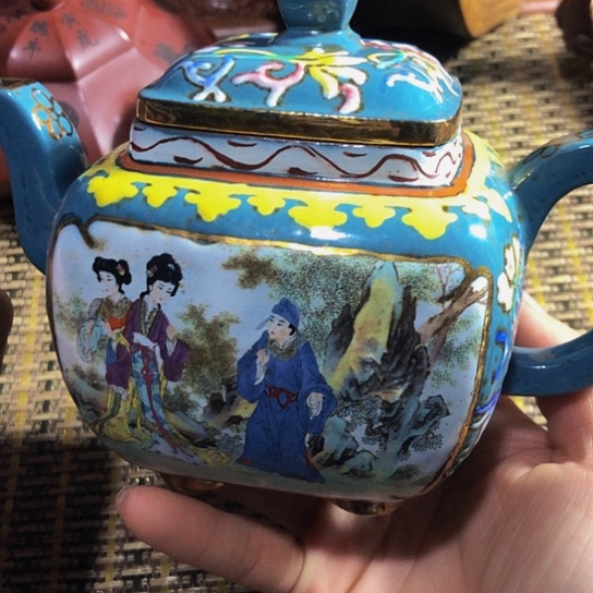 紫砂茶壶原矿泥料手工制作的紫砂壶。