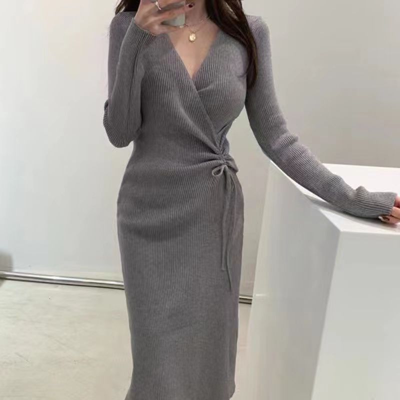 2025秋冬chic法式轻熟风V领褶皱抽绳收腰中长款包臀针织连衣裙女