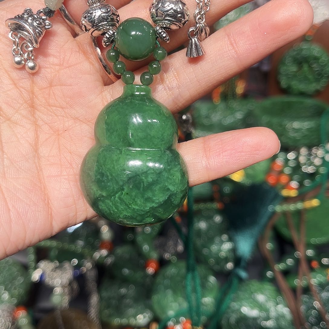 颈饰未镶嵌和田玉（糖玉）L****i